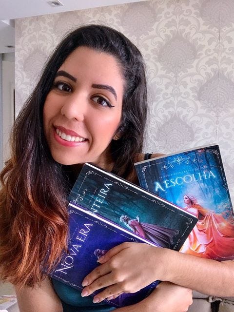 A escritora Paloma Brito com sua trilogia de livros Nova Era