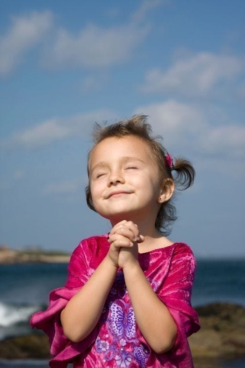 एक छोटी बच्ची भगवान को प्रार्थना करती हुई