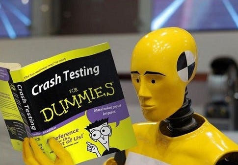 Um boneco de teste de colisão amarelo lendo um livro chamado “crash testing for dummies”.