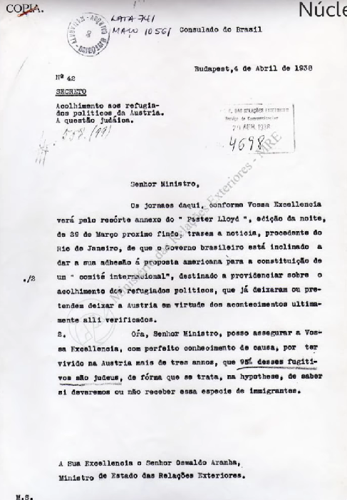 A imagem é um documento digitalizado de uma carta escrita em português datada de 4 de abril de 1938. O papel timbrado inclui “Consulado do Brasil” sugerindo ser do Consulado Brasileiro, com as palavras “Acolhimento aos refugiados políticos da Áustria” indicando que o assunto é sobre o recepção de refugiados políticos da Áustria. O documento discute a nacionalidade dos refugiados, afirmando que 95% são judeus, e coloca uma questão relativamente à aceitação de tais imigrantes.