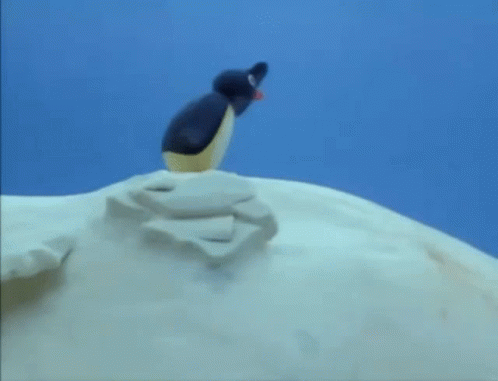 #pratodosverem uma imagem do pinguim Pingu procurando algo, do alto de uma montanha de neve
