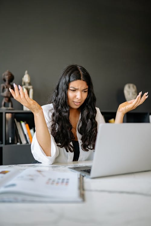 https://www.pexels.com/photo/a-confused-woman-looking-at-her-laptop-8837774/