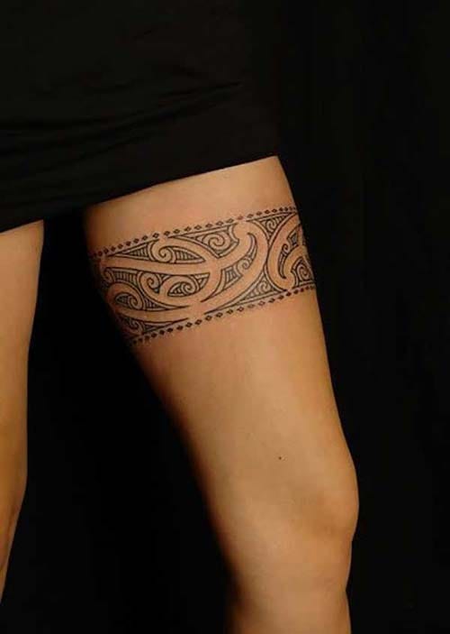 woman upper legband tattoo