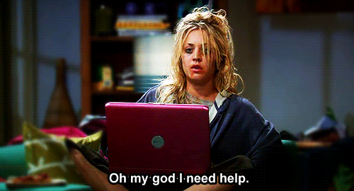 Penny, personagem da série The Big Bang Theory, descabelada com um notebook no colo com uma legenda: Preciso de ajuda.