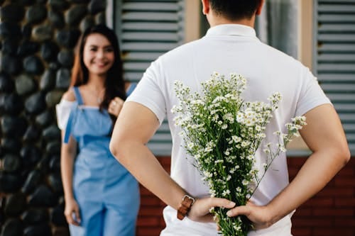 8 Horrifying Dating Tips for Shy Guys