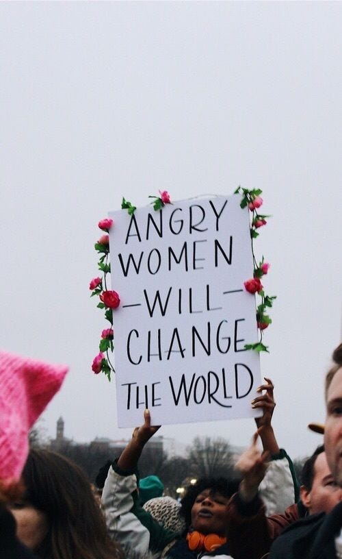 Imagem que demonstra um cartaz numa das marchas das mulheres que diz “Mulheres zangadas vão mudar o mundo.”
