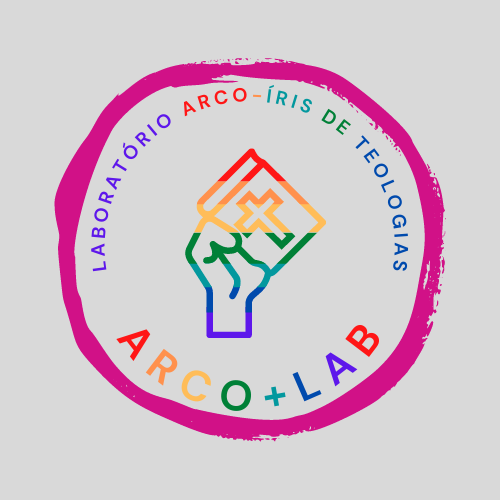 Este é o logo de nosso laboratório: trata-se de um círculo rosa, pintado como por pincel, com uma mão segurando um livro com uma cruz na capa — a mão e o livro são de cada uma das sete cores do arco-íris. Na parte interior do círculo, estão escritas as frases “Laboratório Arco-íris de Teologias” na parte de cima e “ARCO+LAB” na de baixo, ambas acompanhando a linha do círculo e grafadas nas cores do arco-íris também.