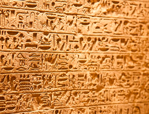 Hieróglifos em parede de templo egípcio.