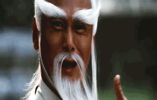Imagem do personagem Pai Mei (oriental, com cabelos, barbas e sobrancelhas brancas e longas), do filme Kill Bill volume II, alisando sua barba.