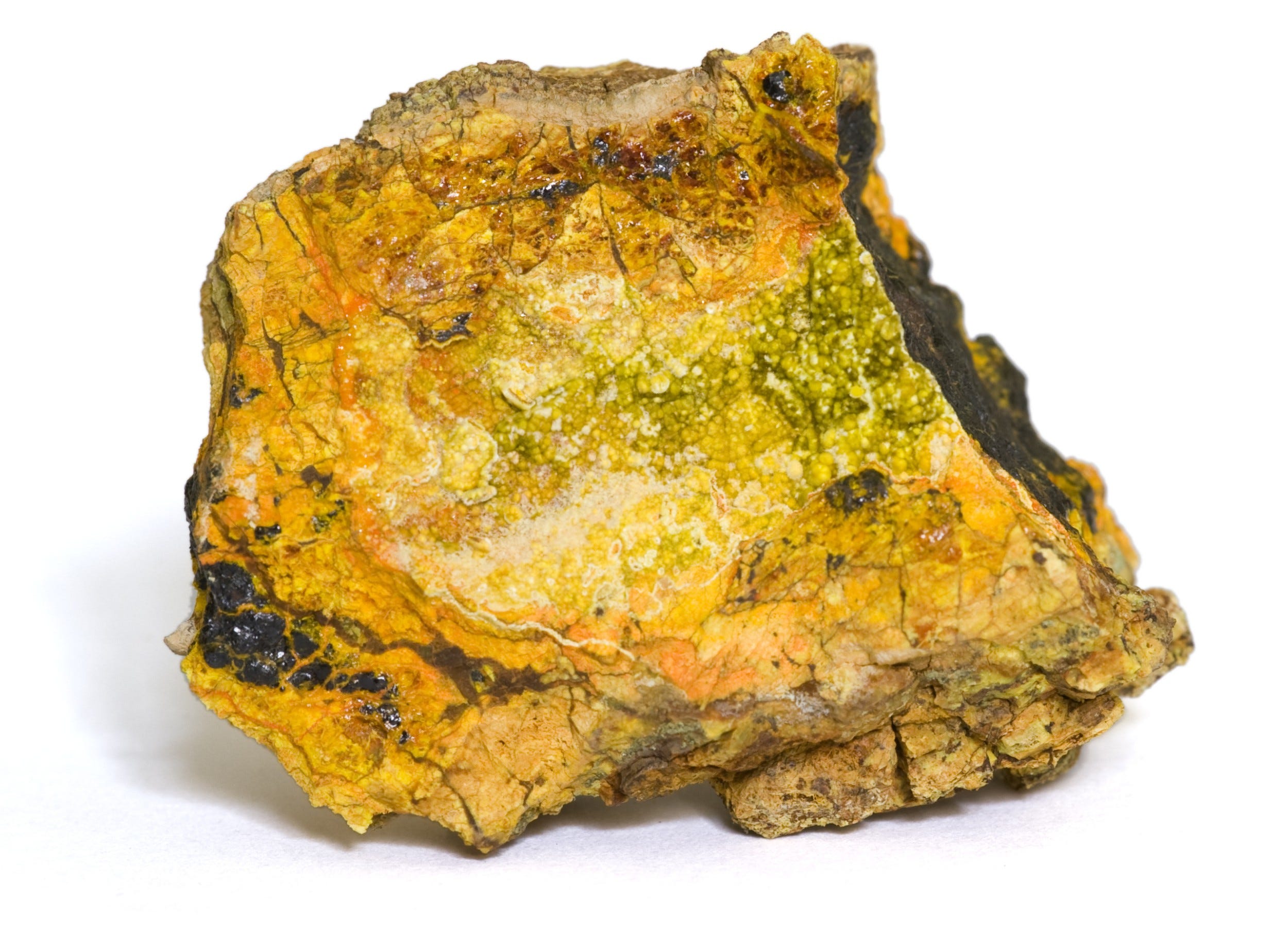 Wölsendorfita, um mineral raro que contém urânio em sua composição. Foto: Marcel Clemens. Fonte: [InfoEscola](https://www.infoescola.com/quimica/enriquecimento-de-uranio/).