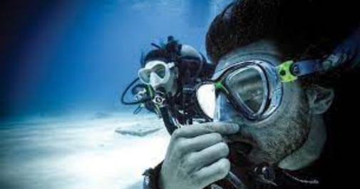 ear equalisation practice by divers underwater