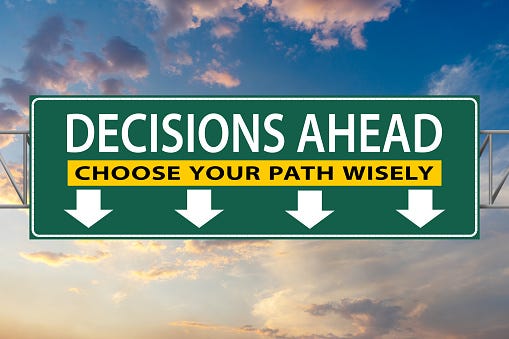 Placa com os escritos: decisions ahead, choose your path wisely