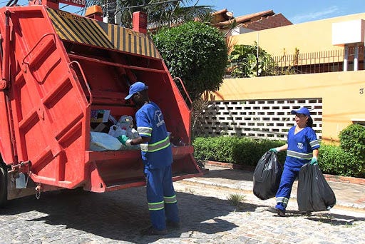 A coleta de lixo domiciliar nos bairros de Macaé.
