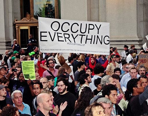 2008 年金融危機，抗議民眾集結於華爾街