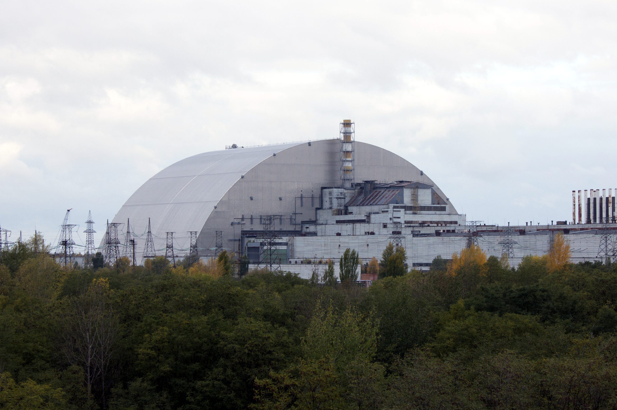 Novo invólucro de proteção do reator 4. [Fonte: Wikipedia](https://en.wikipedia.org/wiki/Chernobyl_disaster#/media/File:NSC-Oct-2017.jpg).
