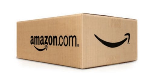 Embalagem de papelão de entregas da Amazon.com. Numa face da embalagem, está o logo da Amazon. Na outra face, o símbolo visual, que representa uma seta e um sorriso.