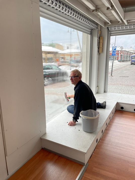 cleaning the windows as a preparation for the exhibition