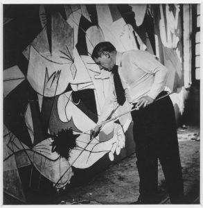 Guernica Dora Maar, Picasso debout travaillant à Guernica dans son atelier des Grands-Augustins, 1937, gelatina al bromuro d’argento, 20 x 20,7 cm, Madrid, Museo Nacional Centro de Arte Reina Sofía. © Dora Maar, by SIAE 2013. Foto: Archivo Fotografico Museo Nacional Centro de Arte Reina Sofía, Madrid