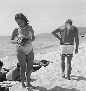 Eileen Agar, Dora Maar e Pablo Picasso in spiaggia di Juan-les-pins, Settembre 1937 Eileen Agar, Dora Maar e Pablo Picasso in spiaggia di Juan-les-pins, Settembre 1937