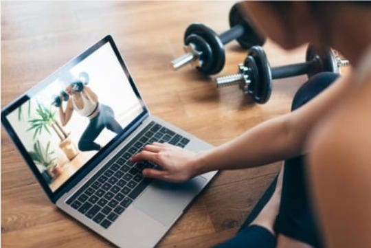 a laptop shows personal fitness trainer through AI