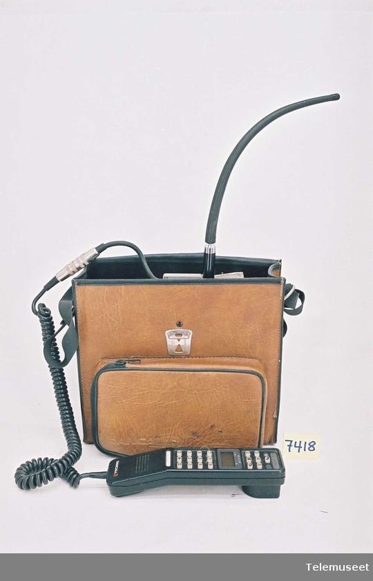 A photo of a mobile phone Dancall Radio from 1984 in a big leather case.