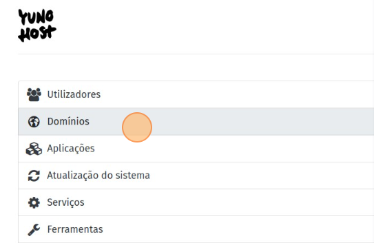 Menu principal painel YunoHost com a opção “Domínios” selecionada