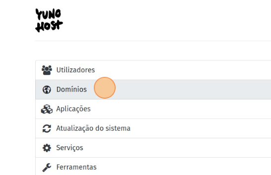 Menu principal painel YunoHost com a opção “Domínios” selecionada