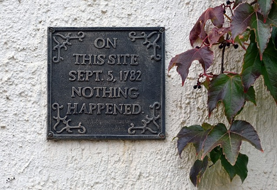 English: Plaque seen on the stucco, roadside facade of a house in rue Pierre-d’Aspelt in Aspelt, Luxembourg. Français : Plaque vue sur la façade côté rue à Aspelt, rue Pierre-d’Aspelt, Luxembourg.Picture by Cayambe, October 2015