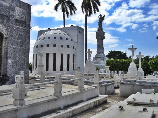 Tumba más grande del Cementerio de Colón