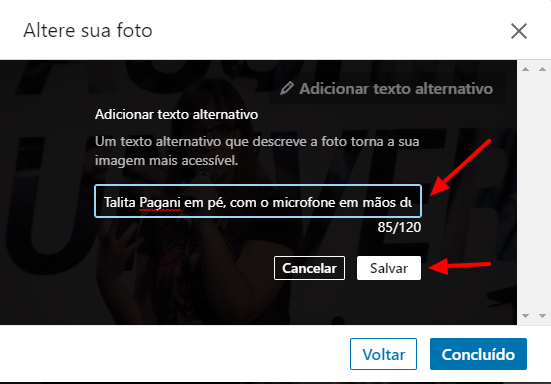 Janela para inserir texto alt no LinkedIn, sendo um campo de texto com fundo escuro levemente transparente sobre a foto.