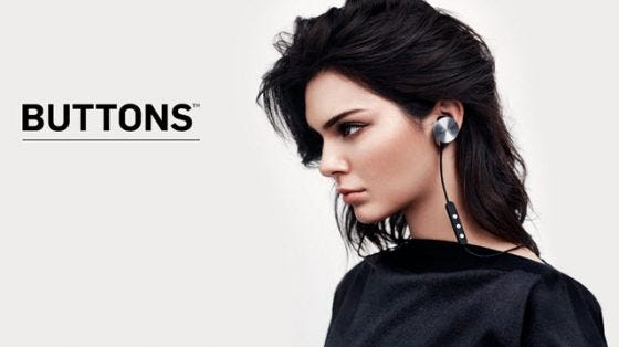 Will.i.am presenta sus nuevos auriculares llamados ‘Buttons’