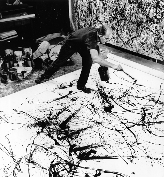 Dispensando o cavalete e, depois, o pincel, Pollock criava suas pinturas imiscuindo-se nelas. Foto: Reprodução
