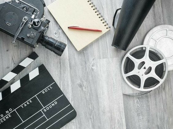 How to write dialogues through the screenplay method