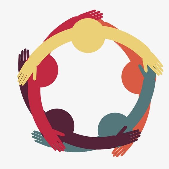 Ilustração de um grupo de pessoas se abraçando, cada pessoa, ilustrada apenas por formas, nas cor: amarelo, laranja, verde, marrom e vermelho, formando um circulo.
