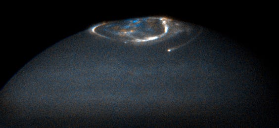 Hubble Space Telescope cattura questa aurora nel marzo 2007 sul'emisfero nord di Giove. Crediti: NASA/JPL/HST