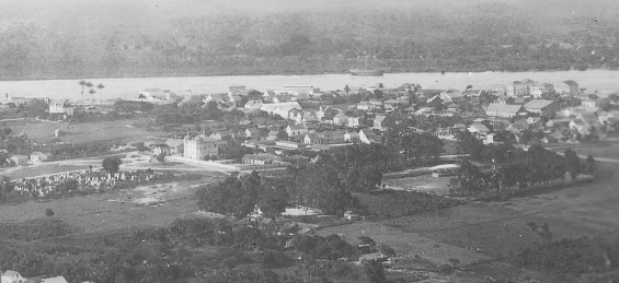 Foto aérea de Itajaí no final da década de 1920, onde se vê o campo rodeado de árvores. Acervo FGML
