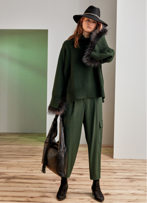 Модель в джемпере и брюках от Fabiana Filippi