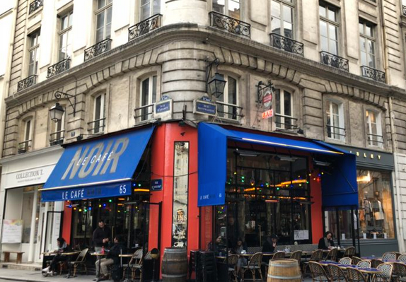 fachada do cafe noir em paris, azul e vermelha