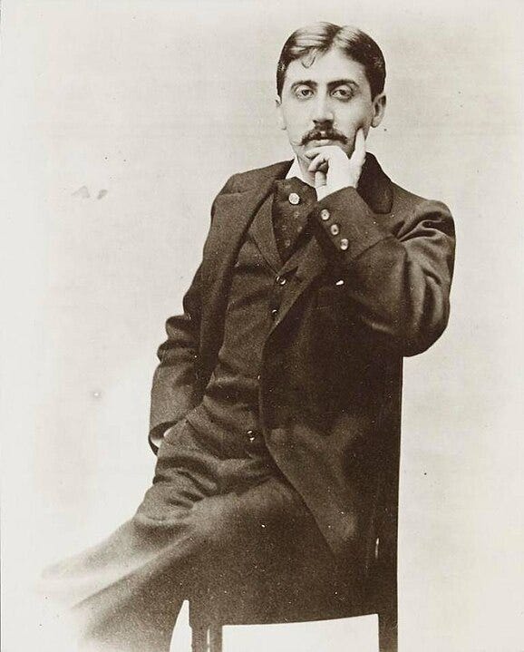 Photo de Marcel Proust par Otto Wegener (1849–1924). Sur carton du photographe, dimensions 14,2 x 10,2 cm. De la série de plusieurs poses en 1895, le bas du carton n’est pas reproduit. Collection privée,