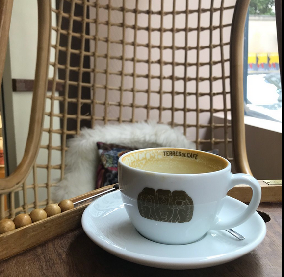 cafe expresso em cima da mesa de madeira em um cafe em paris