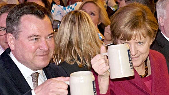 Josef Schmidt u. Angela Merkel im Augustiner Keller (dpa)