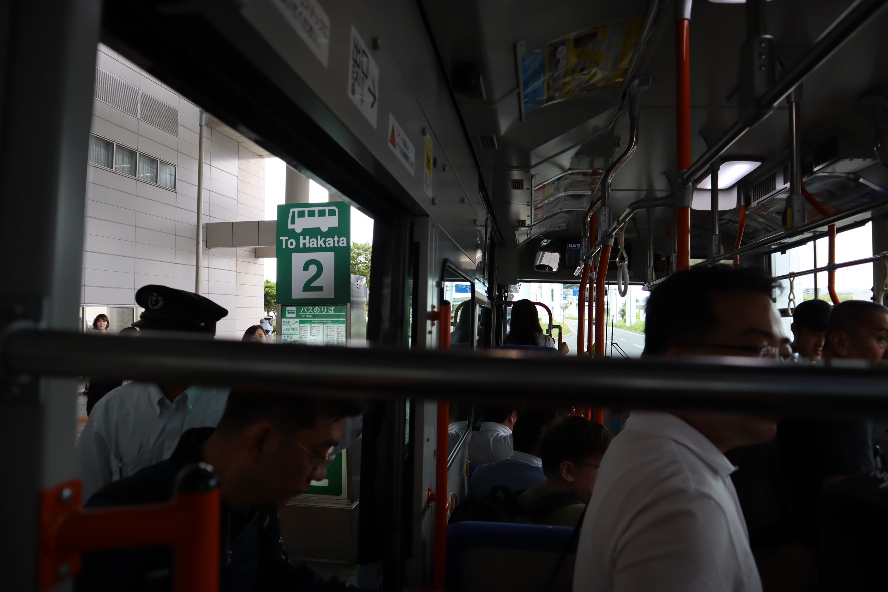 ภาพตอนกำลังขึ้นรถเมล์ ต้องขึ้นก่อน แล้วค่อยไปจ่ายที่ปลายทางที่จะลงครับ ซึ่งก็จะไปจ่ายหน้ารถเมล์