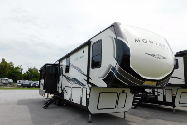 Keystone Montana - Travel Trailer with a Kitchen Island