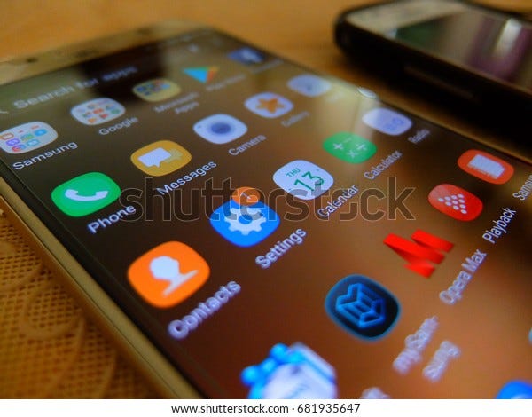 A tela de um smartphone Android mostrando ícones de aplicativos.