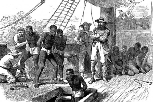 Ilustração de cativos africanos sendo trazidos a bordo de um navio negreiro na Costa Oeste da África, para o comércio transatlântico de escravizados.