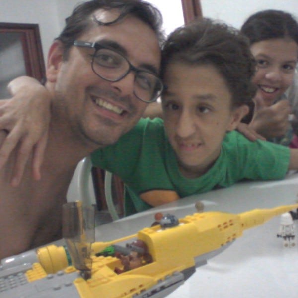 (30/10/2015) Eu, Nicolas e Analice depois de montar o seu Lego Naboo Starfighter que o meu sobrinho Adriano o presenteou
