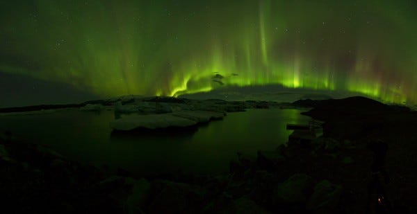 Aurora fotografata da Warren Justice, Whirlpool Lake, Riding Mountain National Park, Manitoba, Canada. Strumentazione: Canon 5D 24 mm lenti fl.4.. Fonte Space Weather.com 