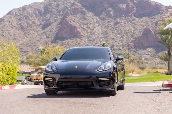 Photo of black Porsche photographed by Pablo Robles, the owner of Turo Photographer