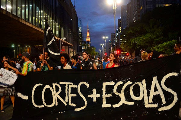 Protesto dos estudantes na Avenida Paulista, em São Paulo, em 2015 com uma faixa de pano escrito “menos cortes, mais escolas”