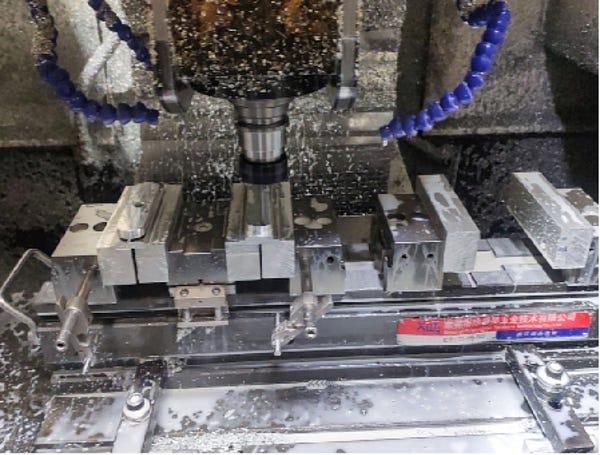 Hydraulic follow-motion centering chuck, so that the processing of shaped parts is no longer…